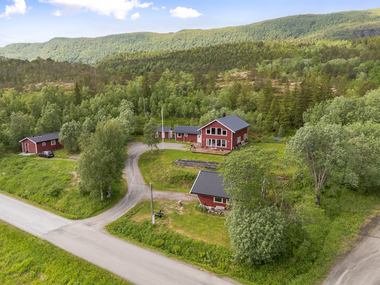 Landlig enebolig med en stor tomt på ca. 10 mål. Galleribilde