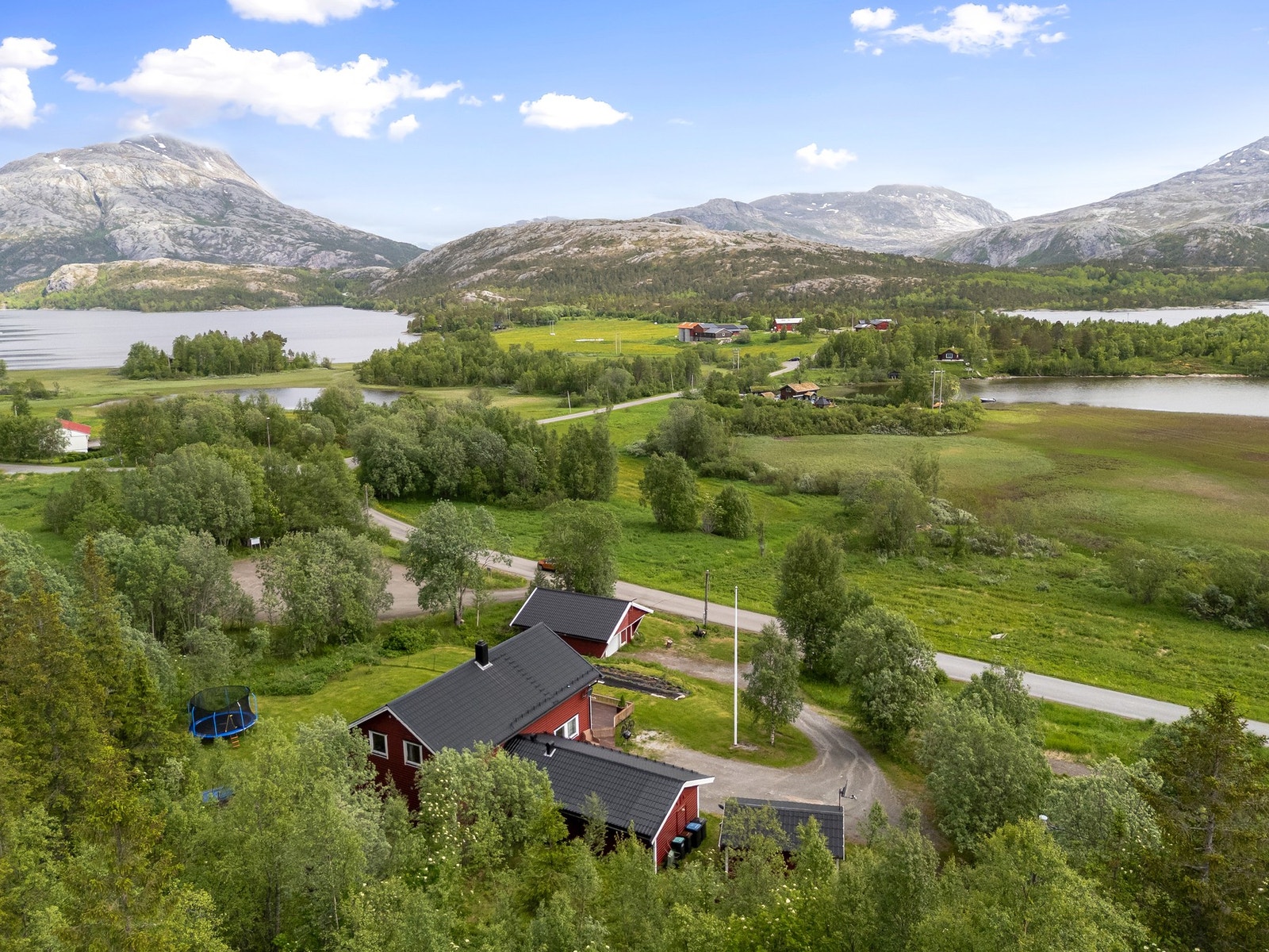 Rolige og naturskjønne omgivelser med umiddelbar nærhet til naturen. Galleribilde