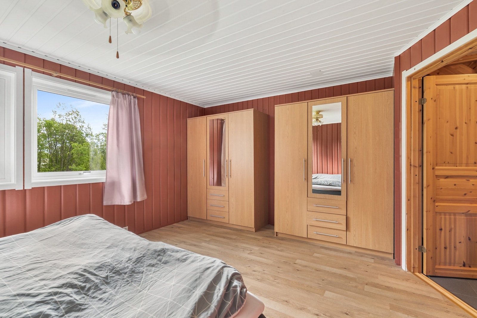 Hovedsoverom med god plass til dobbeltseng og lagringsplass i garderobeskap. Galleribilde