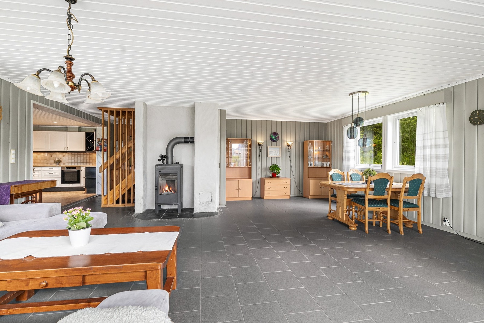 Stuen har en åpen og sosial planløsning med god forbindelse til kjøkkenet. Galleribilde