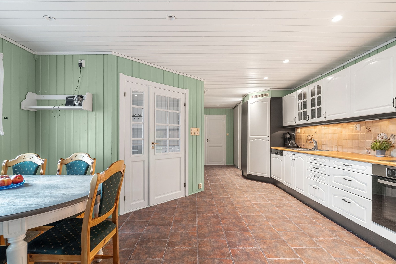 Fra entré kommer man inn til kjøkkenet, med videre gang inn til vaskerom/bad og et av soverommene. Galleribilde