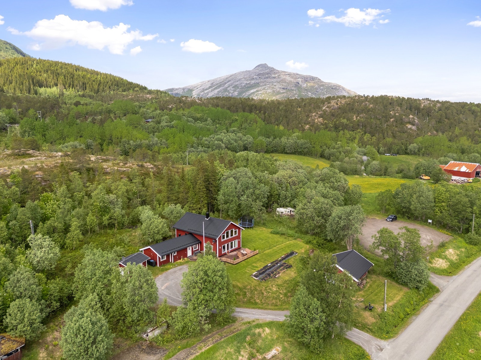 Landlig og romslig enebolig over to plan med idyllisk beliggenhet på Vatnvatnet. Garasje på 45 m² og utebod. Galleribilde