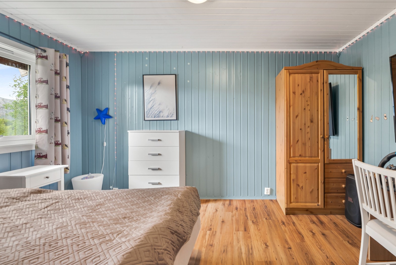 Soverom nr. 2 i første etasje, med panelvegger og laminatgulv. Varme i gulv. Galleribilde