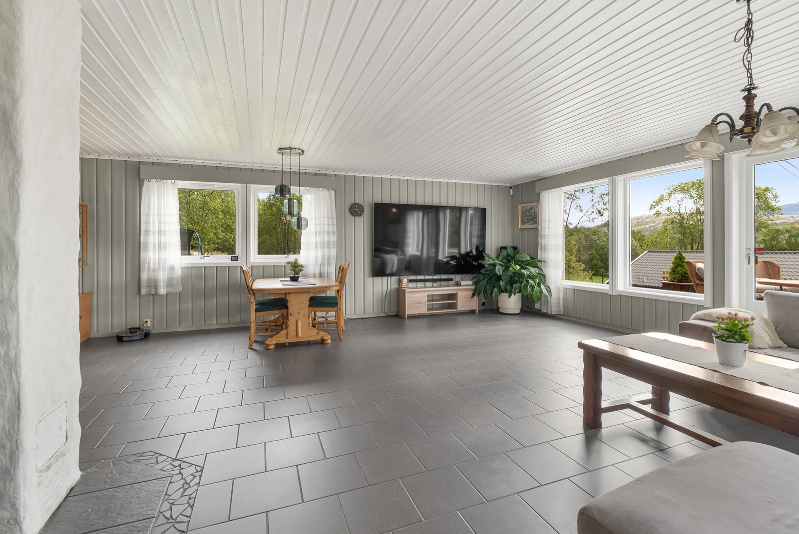 Legg merke til de store vindusflatene som slipper inn rikelig med lys. Galleribilde