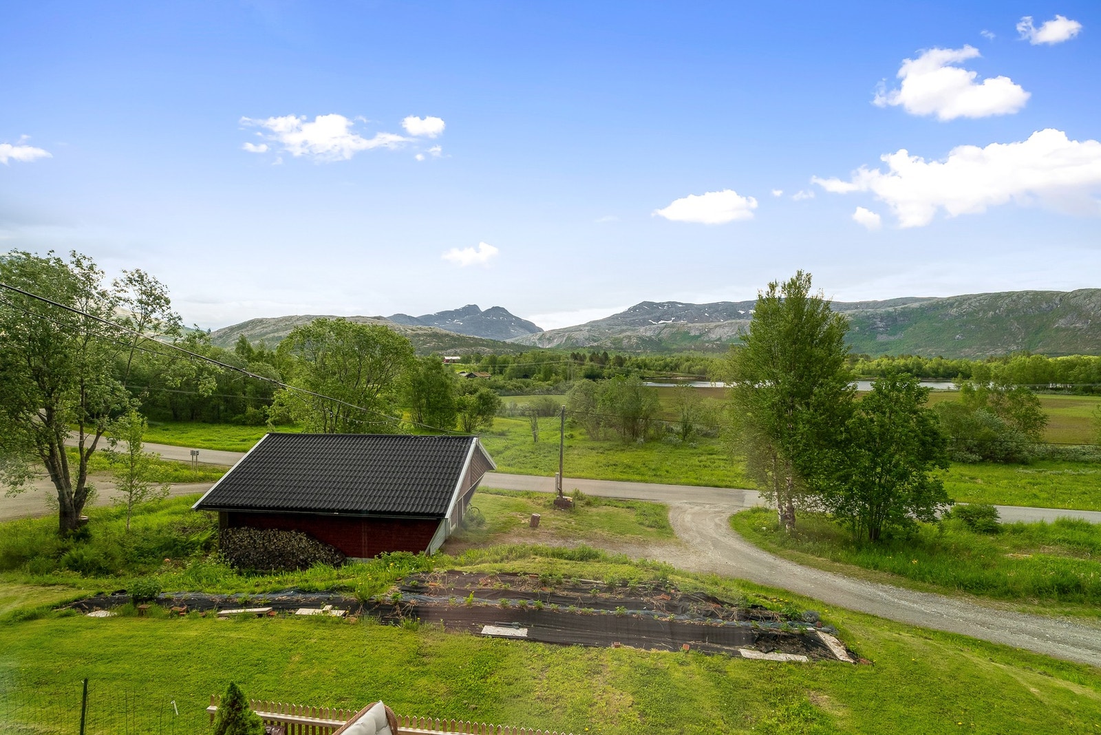 Frodig og flott utsyn fra loftstue! Galleribilde