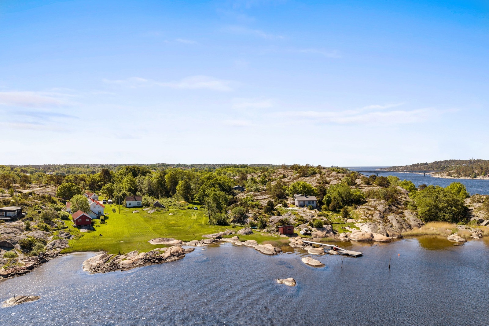 Tvers over sundet ligger Sand marina med yrende liv gjennom sommeren Galleribilde