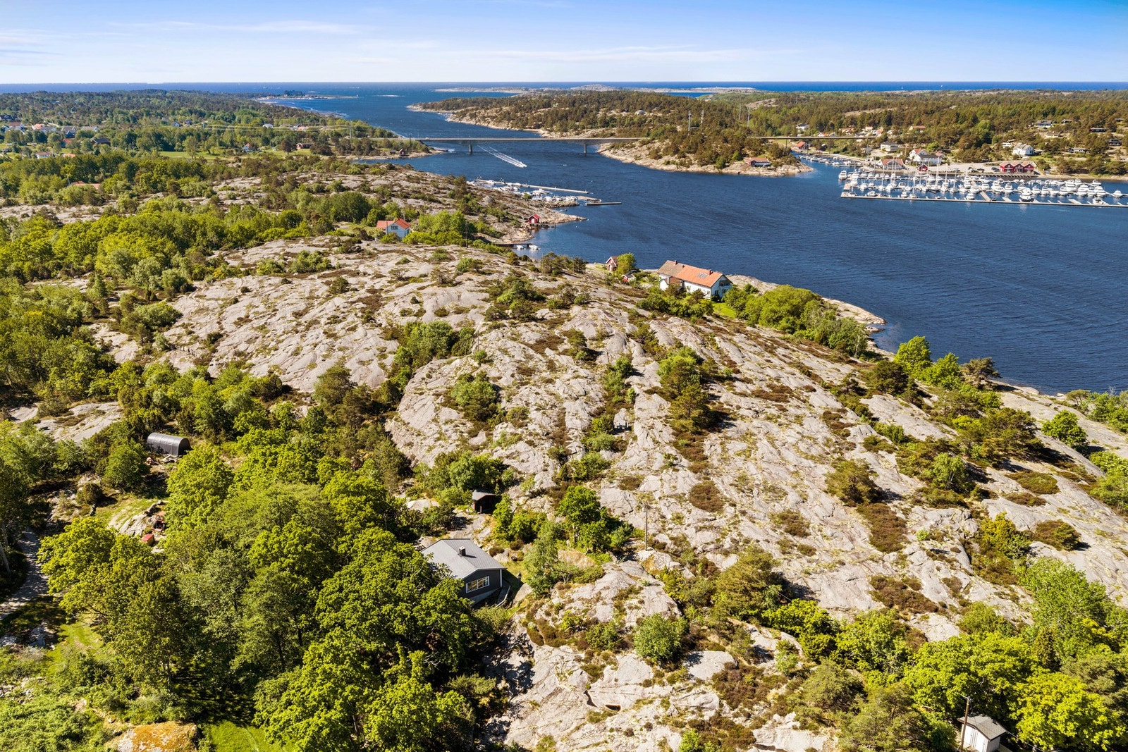 Det er umiddelbar nærhet til fint turterreng og skjærgård Galleribilde
