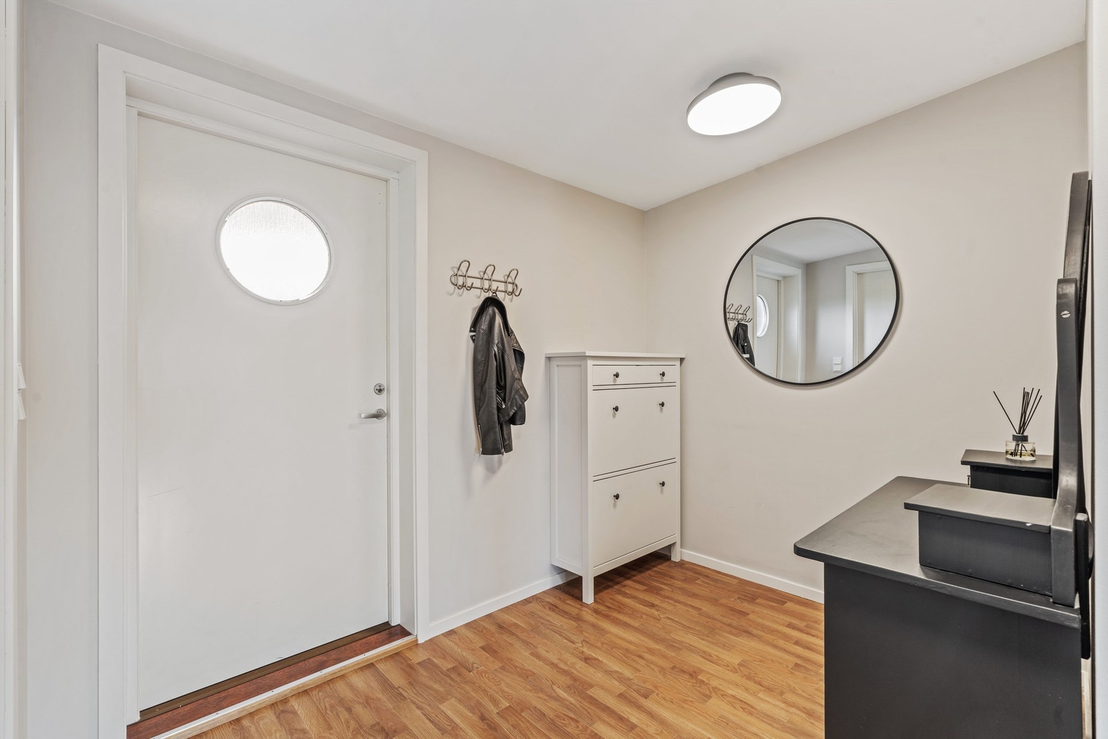 En romslig entré ønsker velkommen inn og har plass til oppbevaring av yttertøy og sko. Galleribilde
