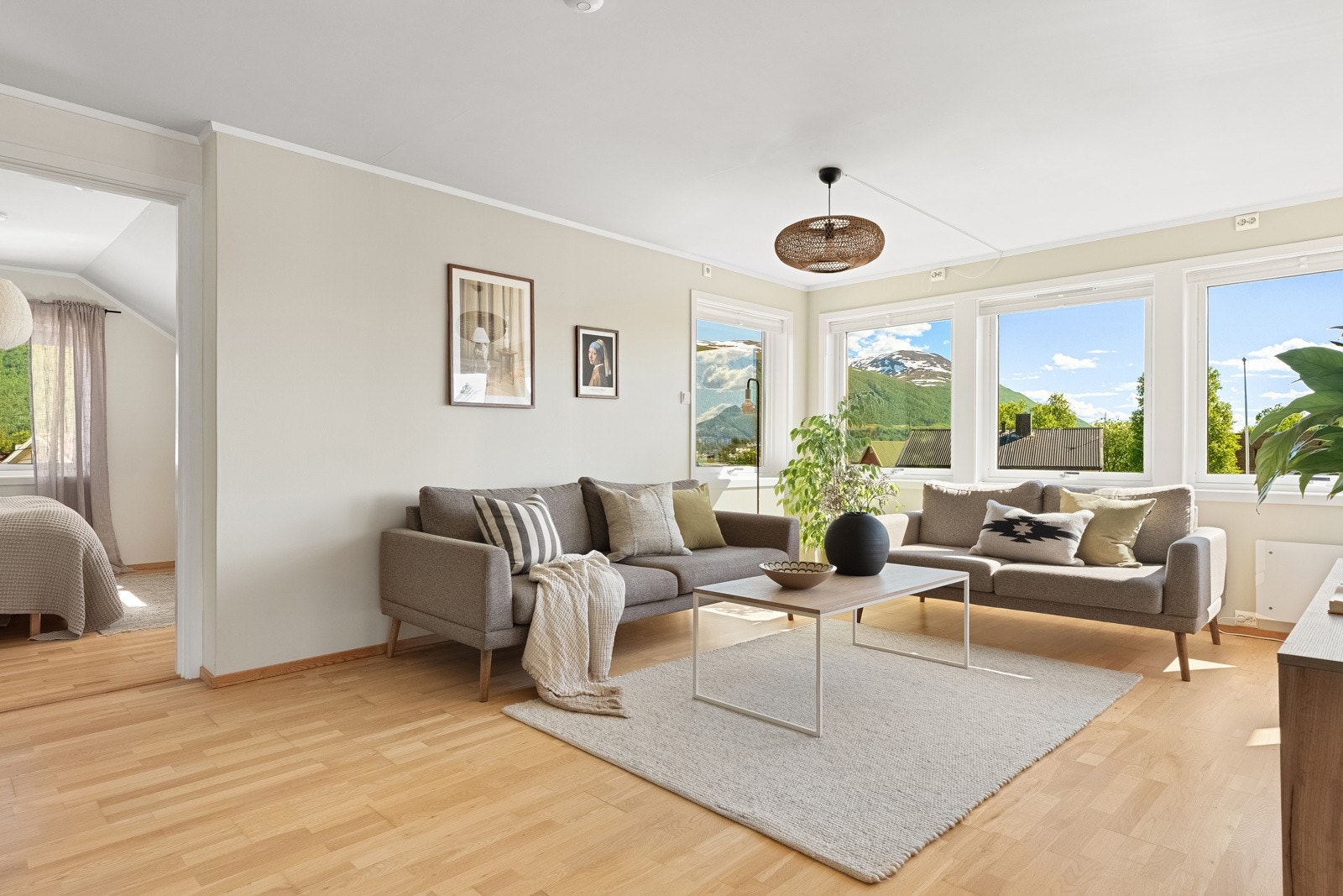 I stuen har du flere muligheter for å etablere de sosiale sonene med sofa, tilhørende sofabord m.m.