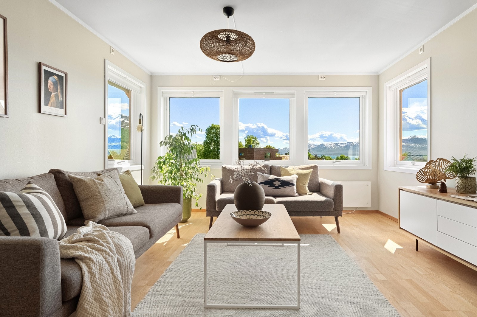 Boligen fremstår tiltalende med delikate og moderne fargevalg.