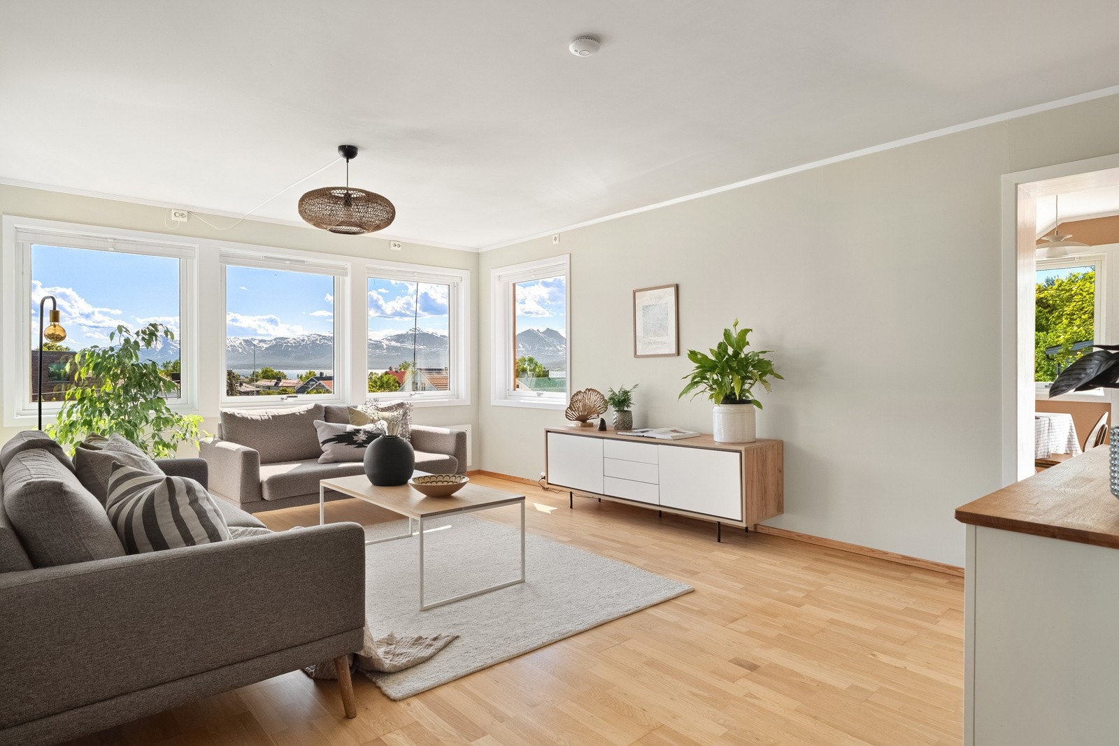 I stuen har du flere muligheter for å etablere de sosiale sonene med sofa, tilhørende sofabord m.m.