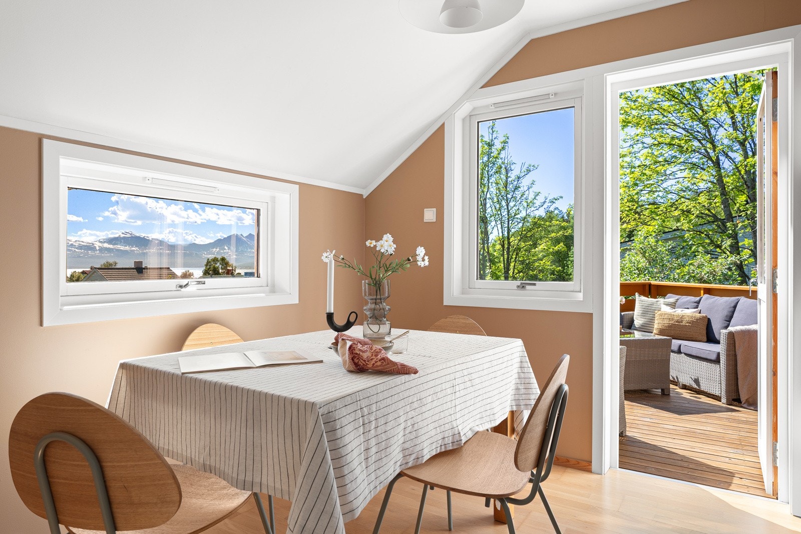 Trivelig spisestue med utgang til veranda.
