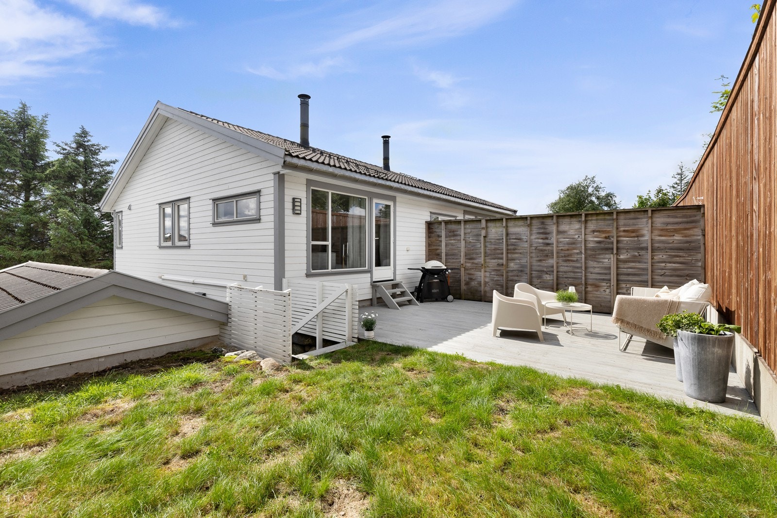 Skjermet uteområde med terrasse og hage Galleribilde