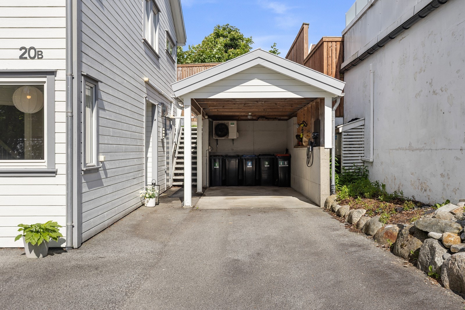 Parkering i carport med elbil-lader Galleribilde