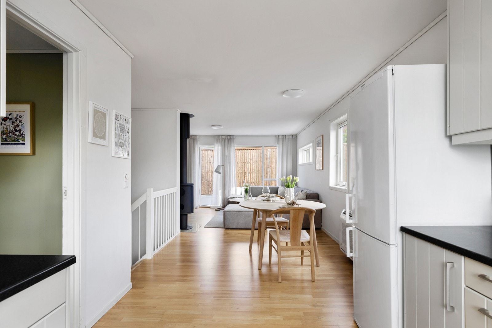 God plass til spisebord ved vindu Galleribilde