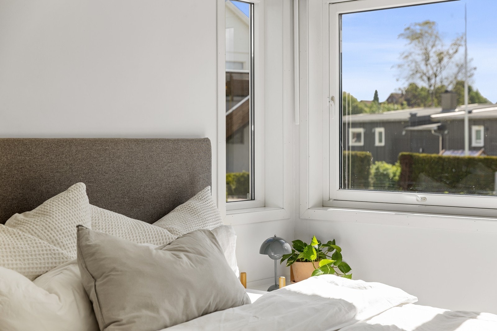 Det er totalt 3 soverom i boligen. 1 i hovedetasjen og 2 i underetasjen Galleribilde