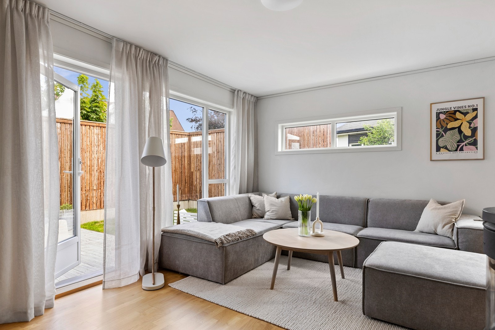 Utgang til terrasse og hage fra stuen Galleribilde