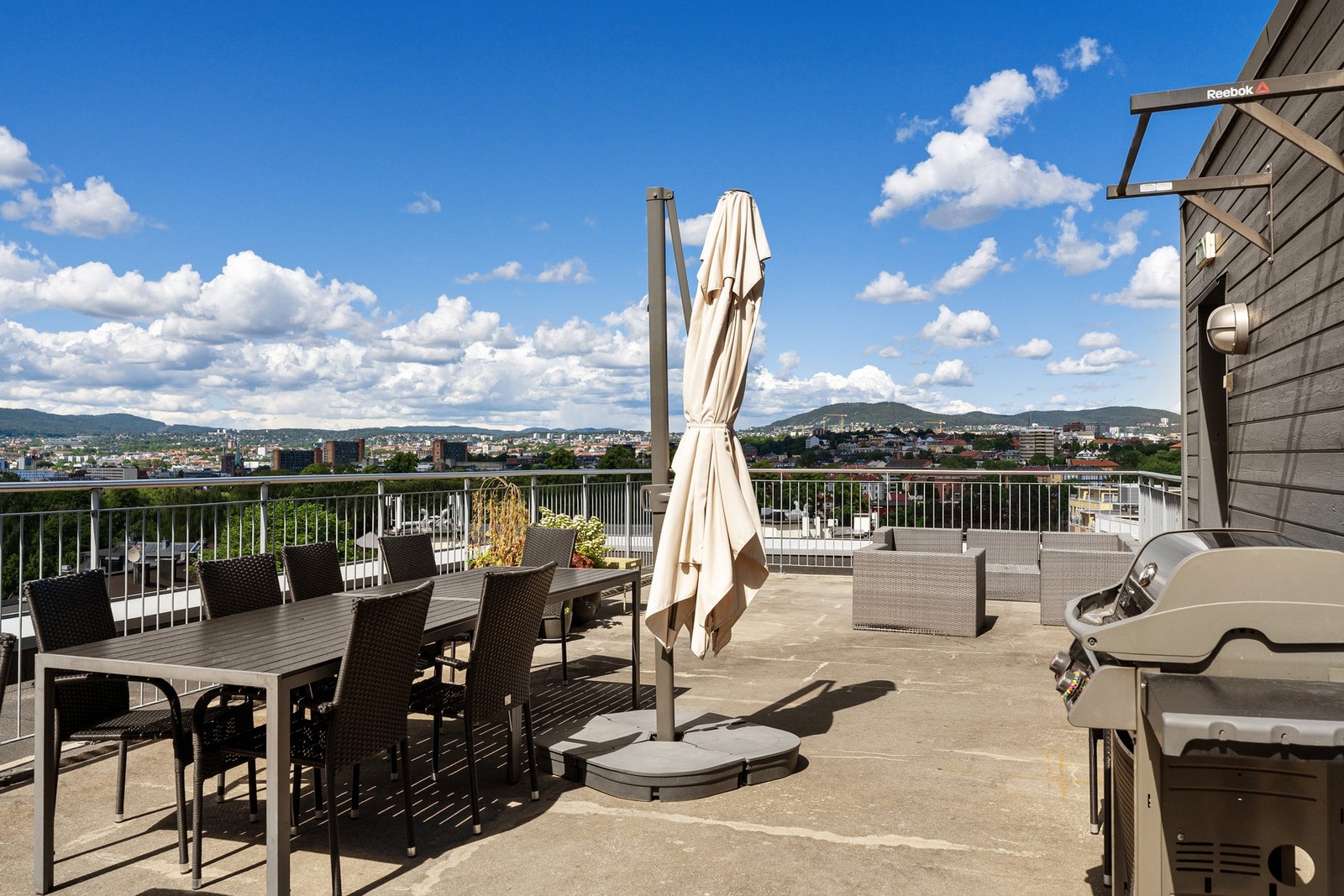 Felles takterrasse med storslagen utsikt over Oslo. Galleribilde
