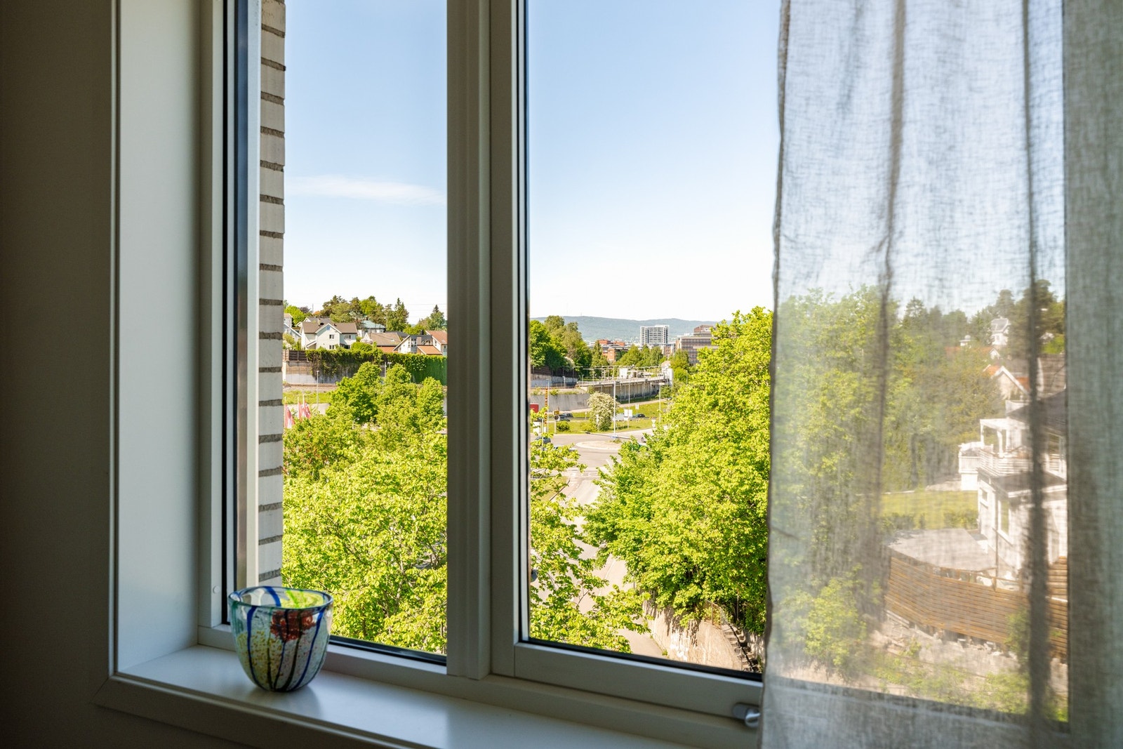 Fra rommet er det hyggelig utsyn mot grønne omgivelser. Galleribilde