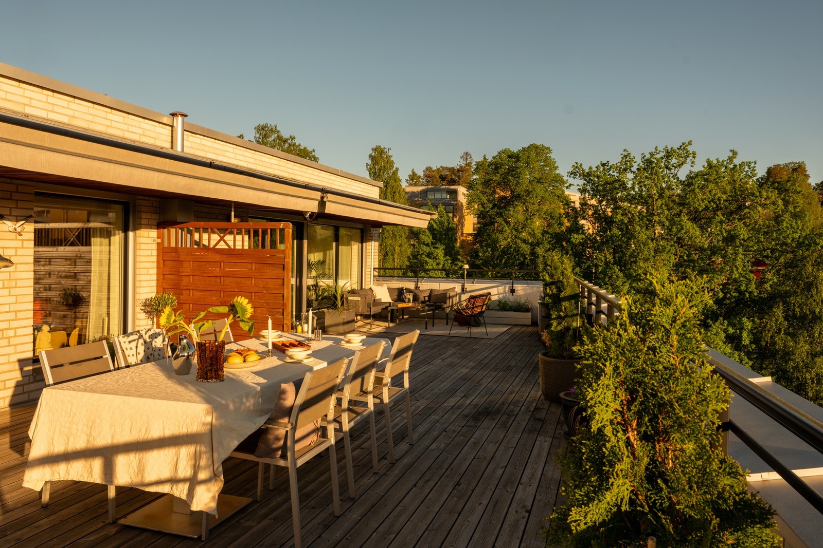 Østensjøveien 81A er en unik og flott penthouse-leilighet på 156m² med stor og solrik takterrasse. Galleribilde