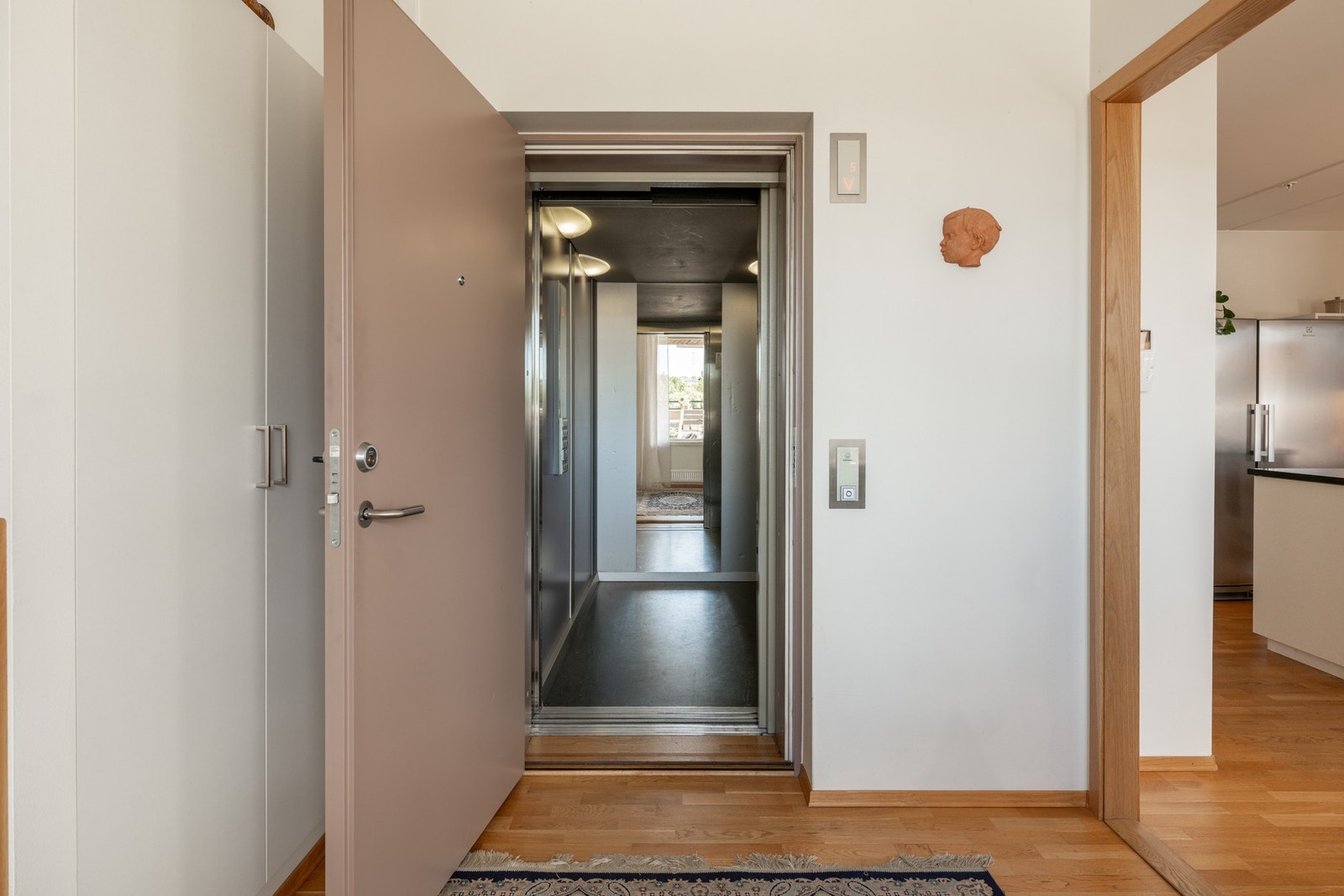Heis direkte til leiligheten gir enkel adkomst, og tar deg videre ned til garasjen hvor det disponeres en garasjeplass. Galleribilde