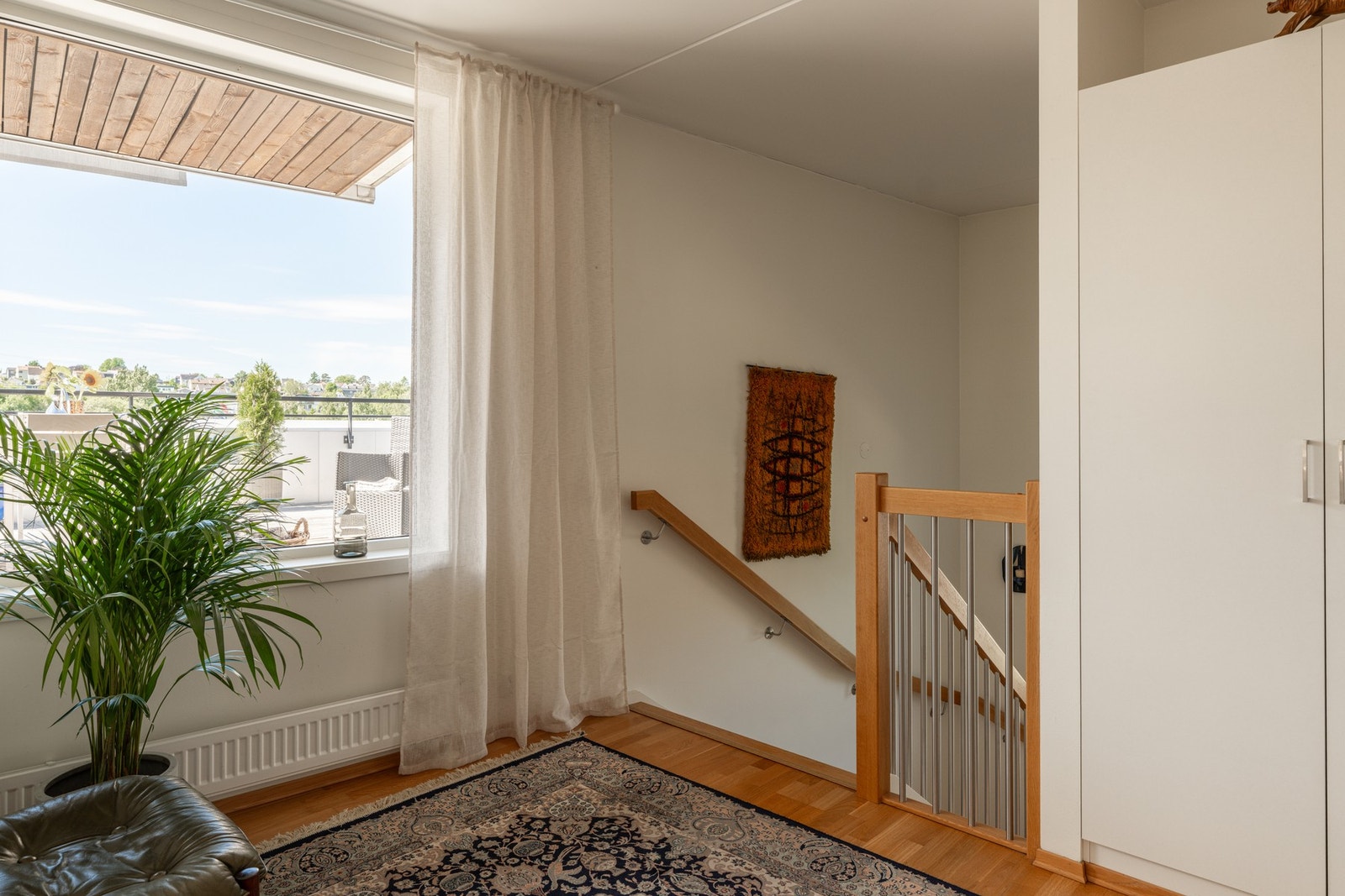 Trappen leder videre til boligens private inngangsparti. Galleribilde