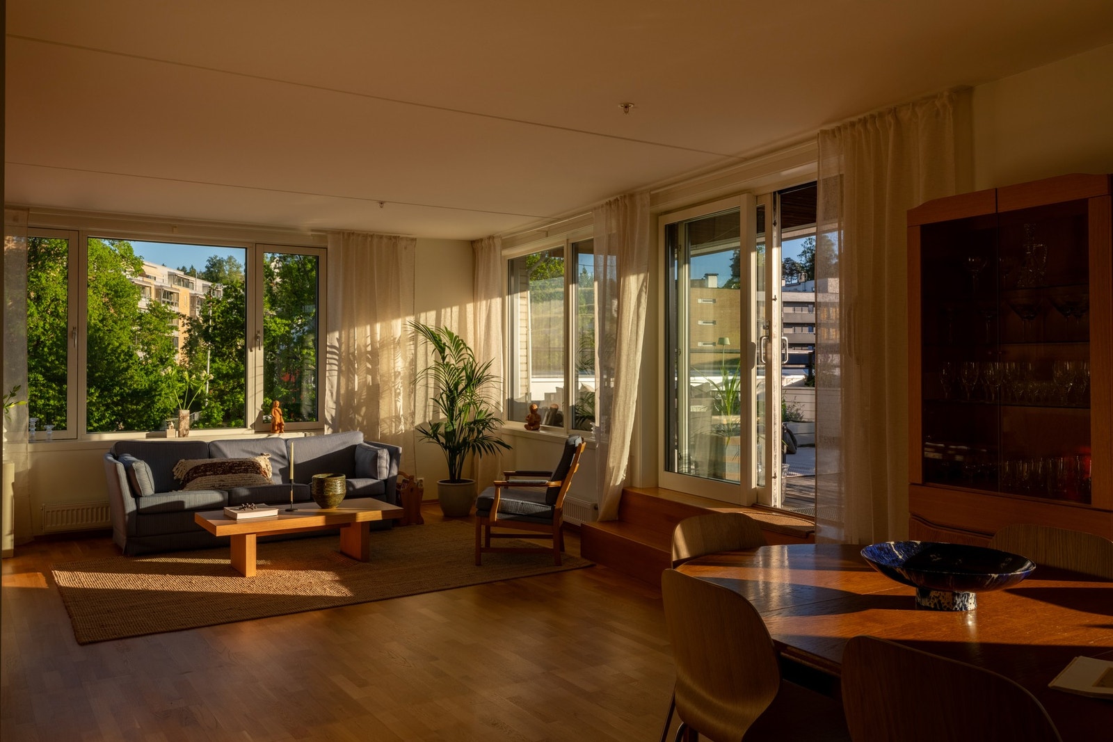 Store vindusflater slipper inn kveldssolen og gir stuen et lunt og stemningsfullt preg. Galleribilde