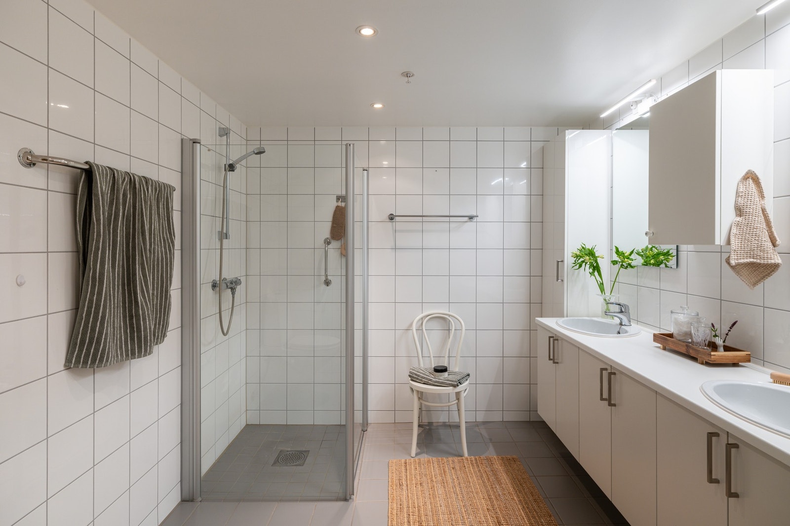 Leiligheten har to romslige bad, perfekt for en stor familie eller når gjestene kommer på besøk. Galleribilde