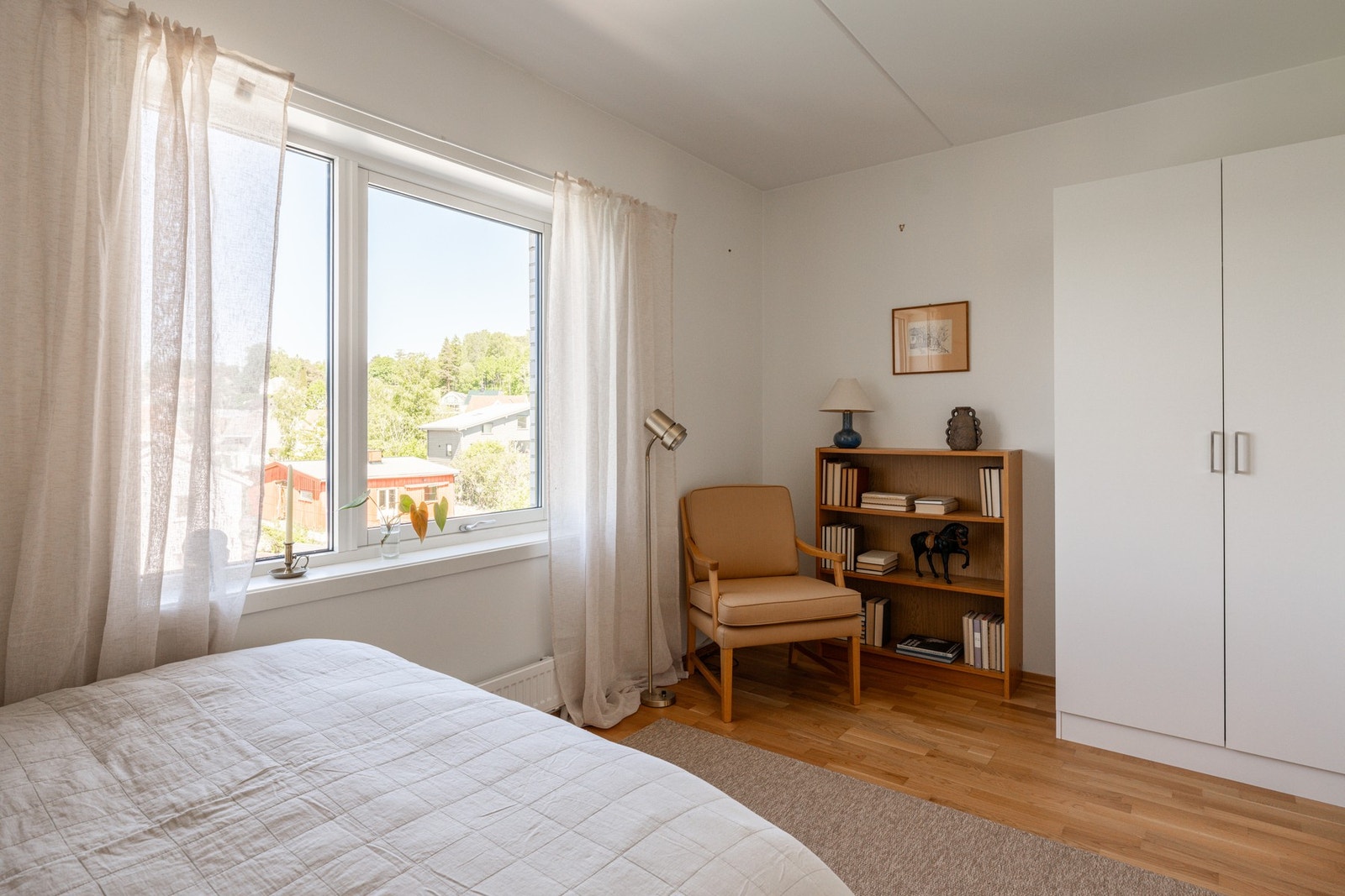 Det er fin plass til både seng og oppbevaring. Galleribilde