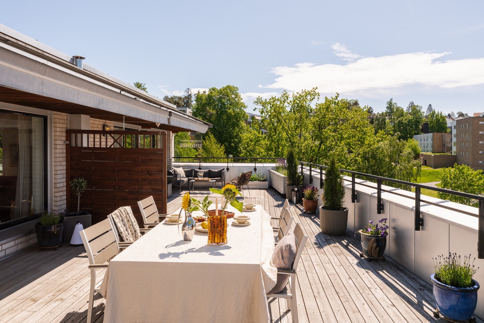 Her får man en fantastisk uteplass med god plass til flere sittegrupper, spiseplass, grillområde og øvrig utemøblement. Galleribilde