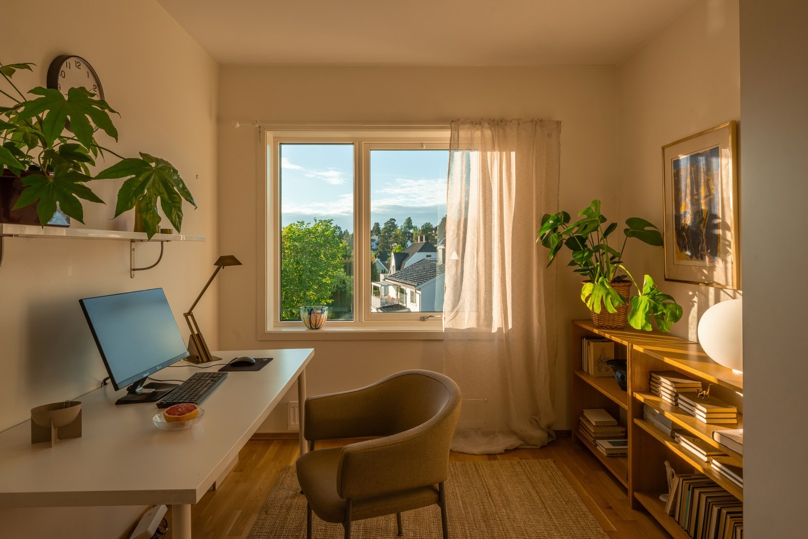 Soverom II er et lyst og fleksibelt rom med god plass til både arbeidsplass, oppbevaring og øvrig møblement. Galleribilde