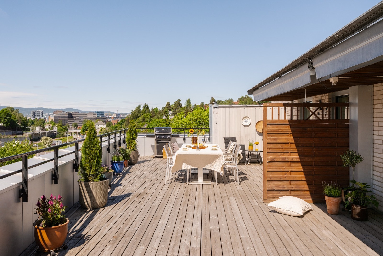 Fra stuen er det utgang til en herlig takterrasse på 71kvm. Galleribilde