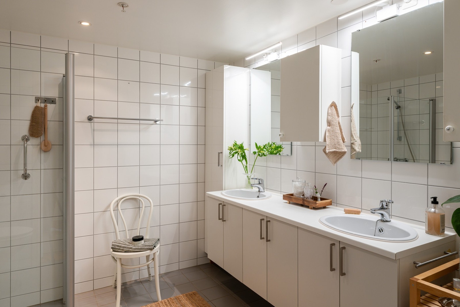 Badet er videre innredet med romslig hjørnedusj og toalett. Galleribilde