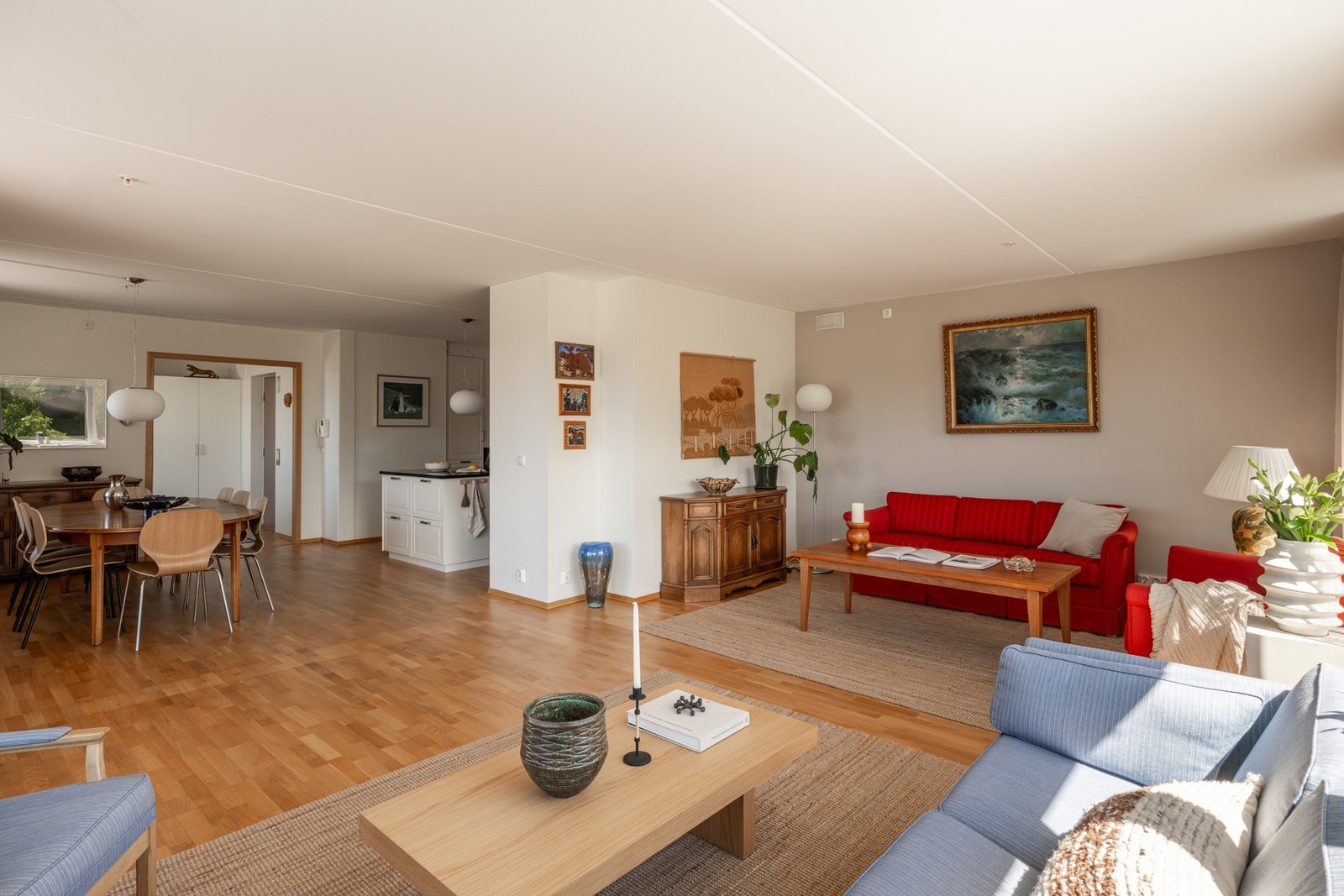 Leiligheten har oppvarming ved sentralfyring med radiatorer, oppvarming er inkludert i felleskostnadene. Galleribilde