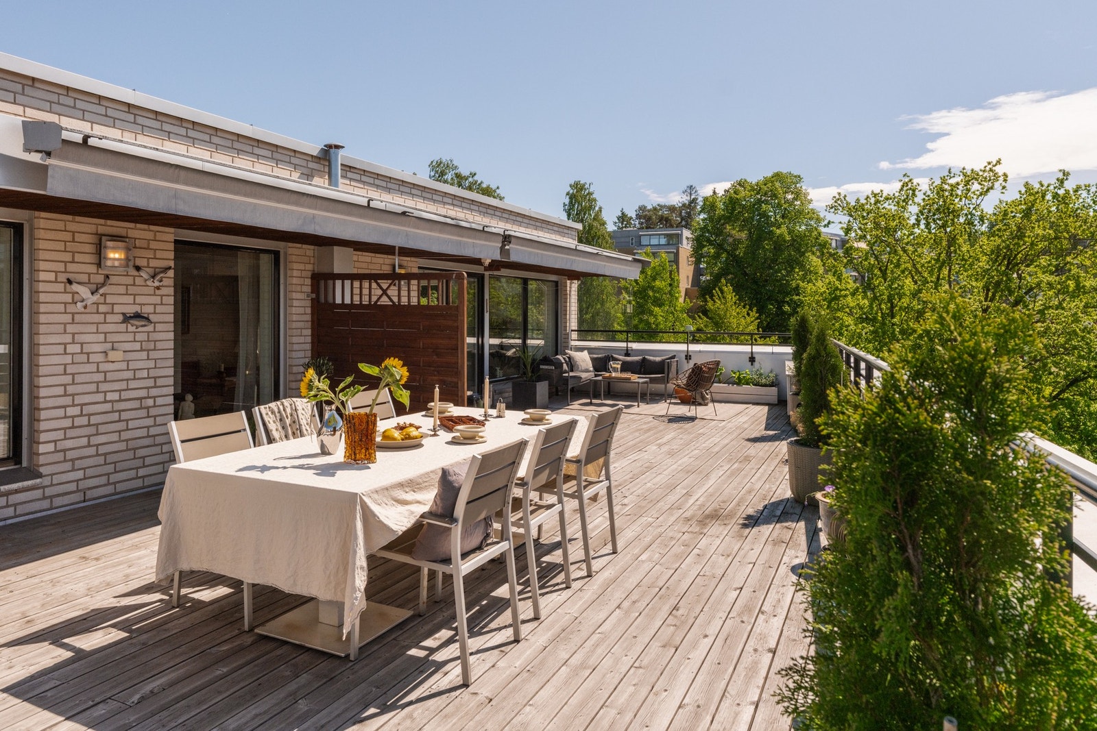 Uteplassen legger til rette for både rolige stunder og sosiale sammenkomster med familie og venner. Galleribilde