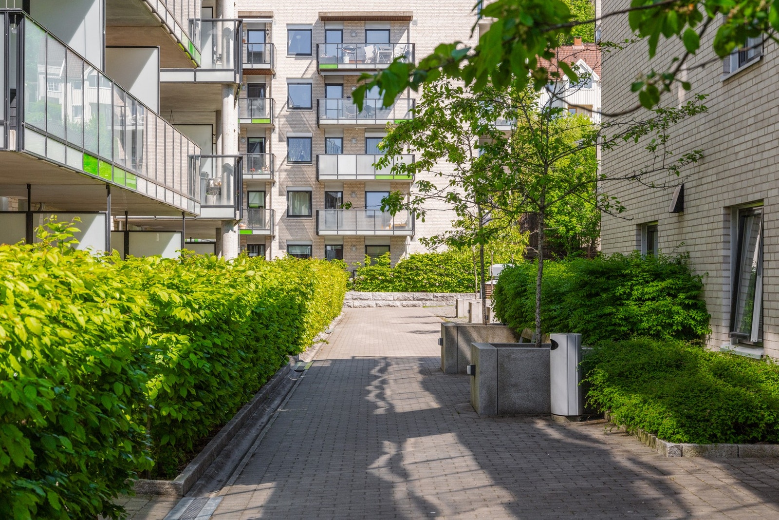 Bygningen ble oppført i 2013 og er omringet av hyggelige uteplasser og lekeområder for barn. Galleribilde