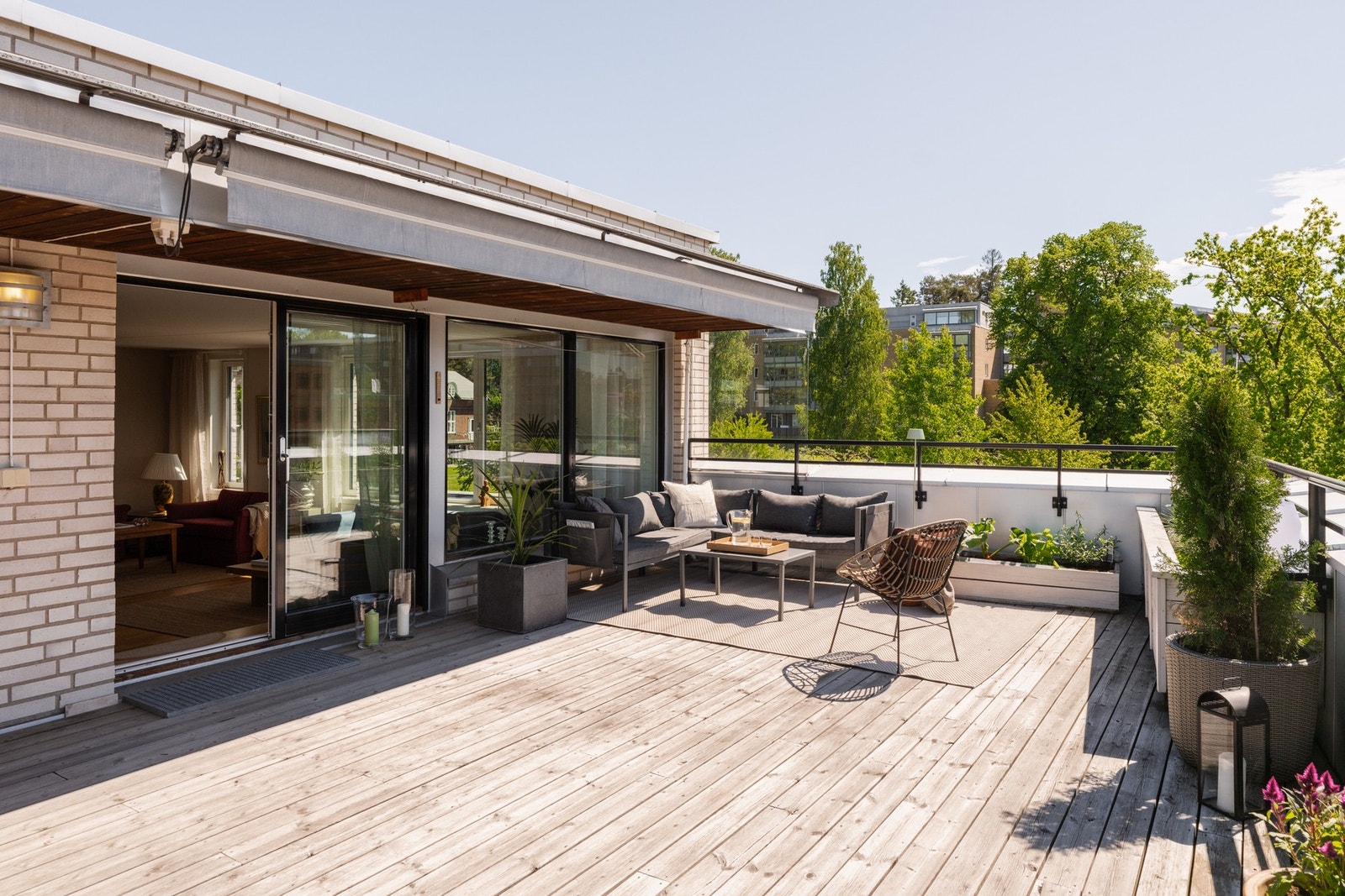 Takterrassen er utstyrt med markise. Galleribilde