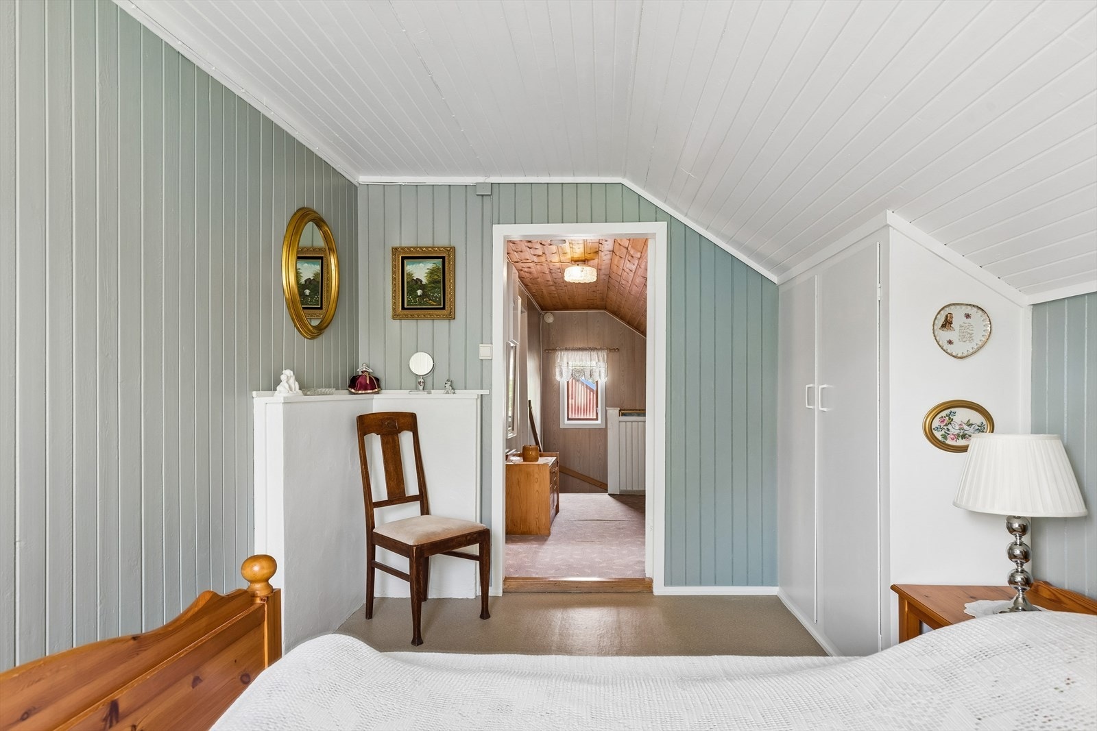 Rommet har plassbygde skap for effektiv oppbevaring. Galleribilde