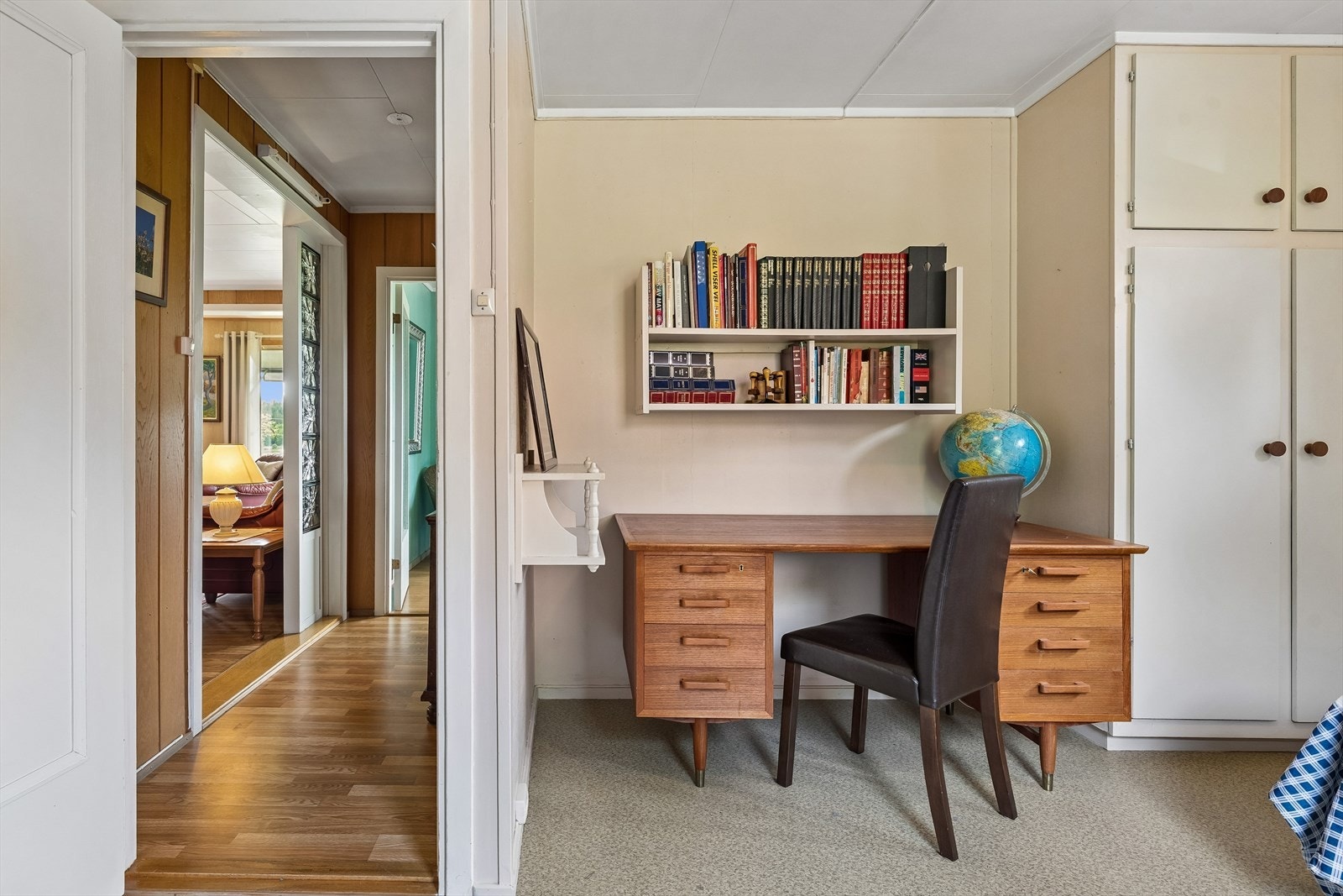 Soverommet har plassbygde skap og rom for en arbeidsplass. Galleribilde