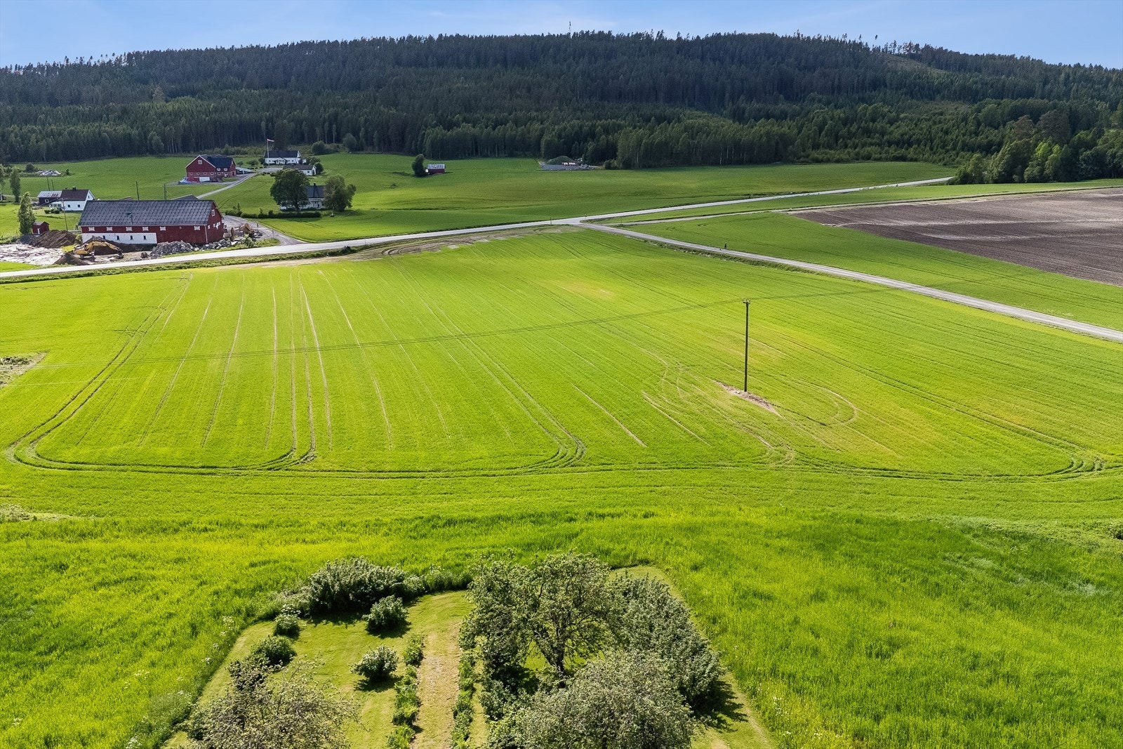 Eiendommen ligger i et landlig og åpent landskap i Nord-Odal. Galleribilde