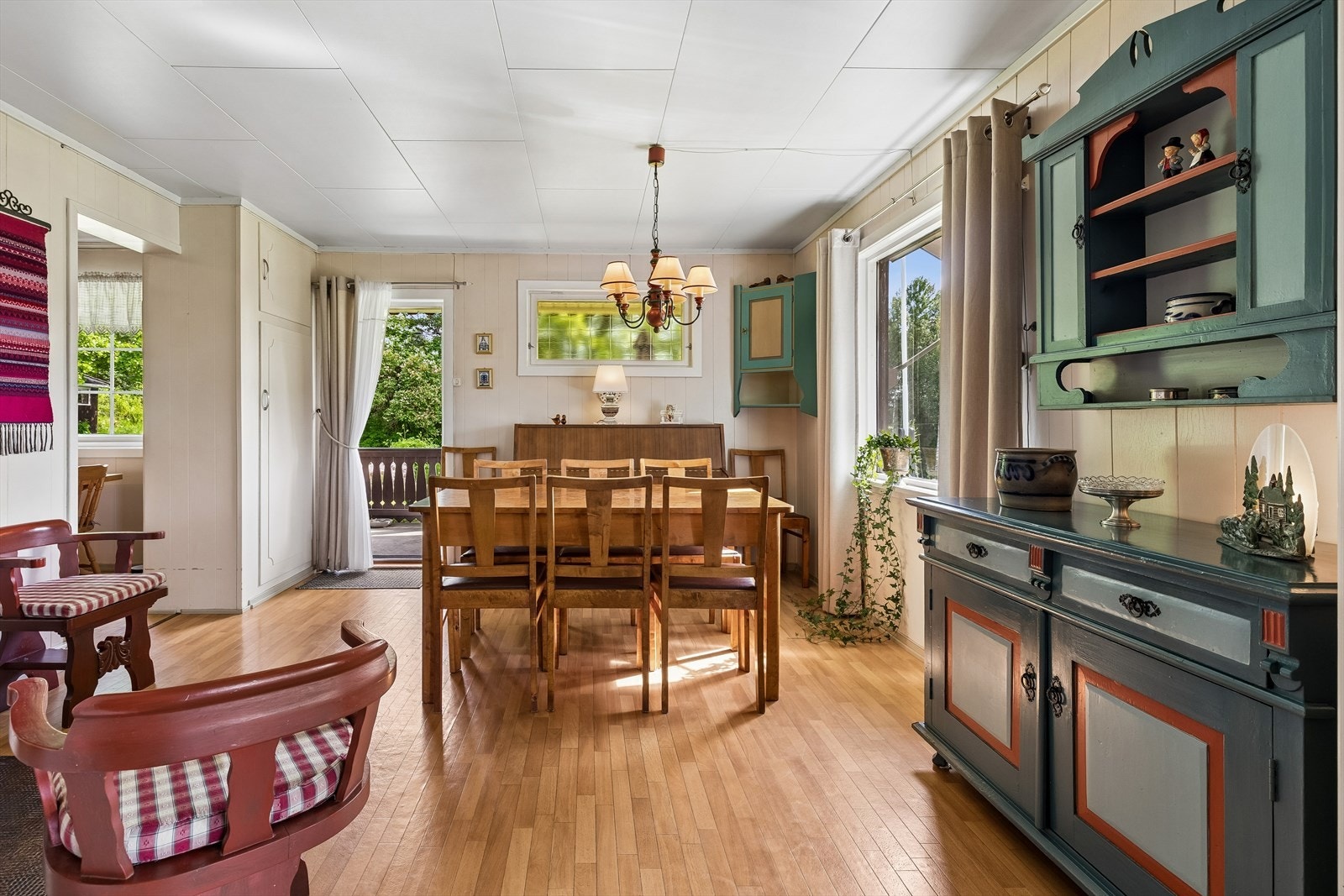Spisestuen har direkte utgang til den overbygde terrassen. Galleribilde