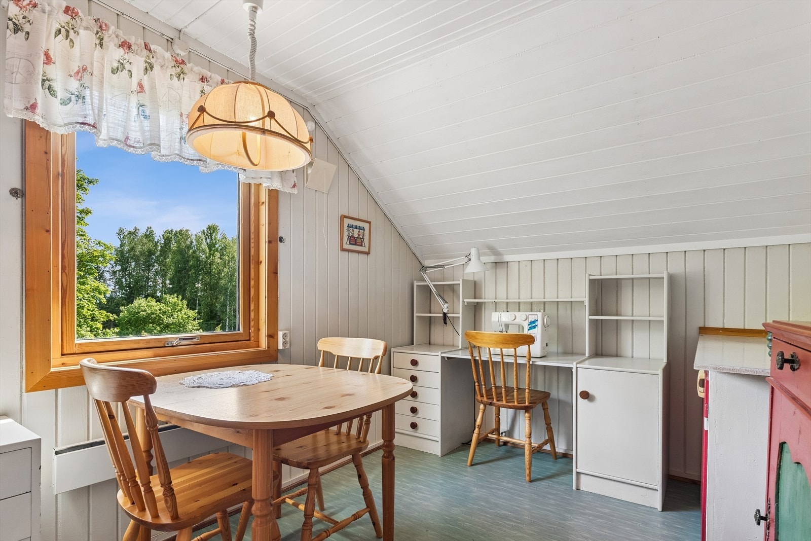Her er det plass til en liten spiseplass ved vinduet. Galleribilde