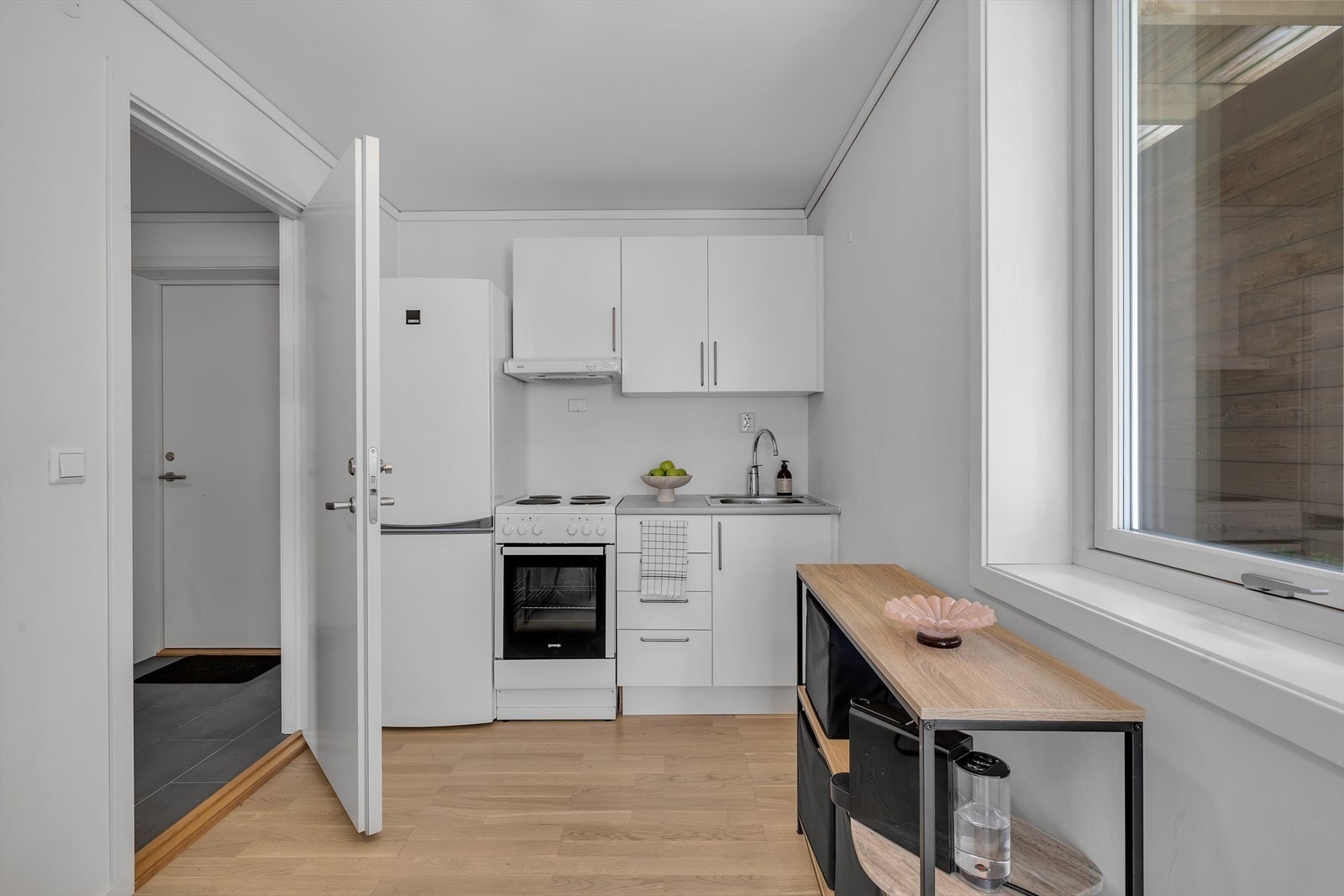 Liten og praktisk kjøkkenløsning i oppholdsrommet. Galleribilde
