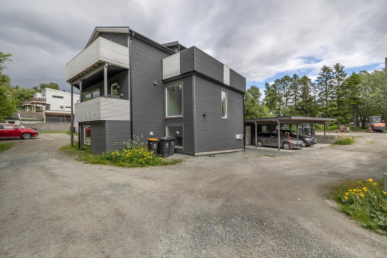 Carportparkering med god plass og utvendig romslig bod. Galleribilde