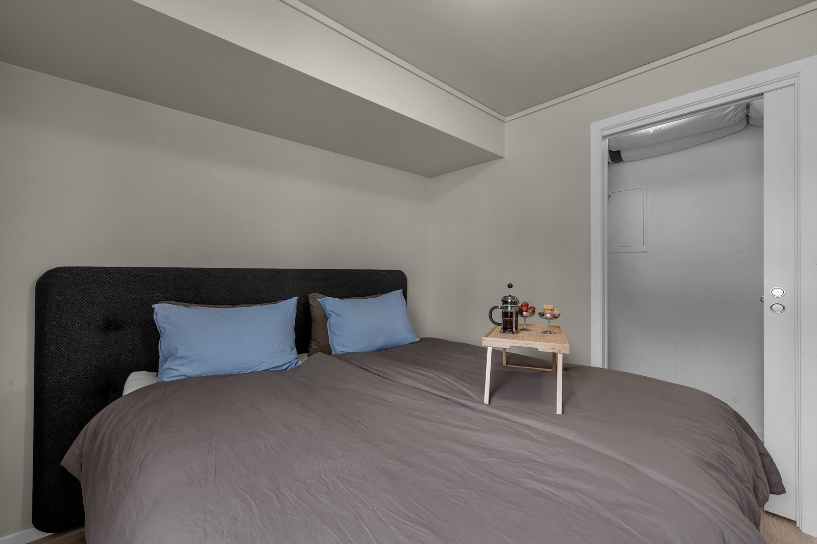 Garderoberom eller innvendig bodplass med skyvedør. Galleribilde