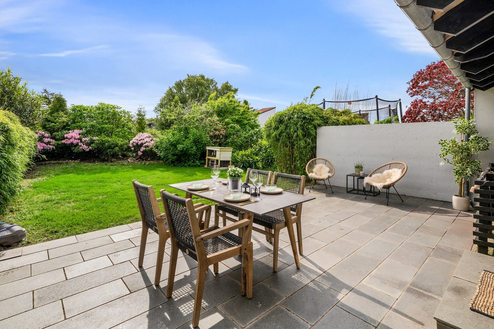 Fra stuen er det direkte utgang til en skjermet og solvendt terrasse med tilhørende hage mot sørvest. Galleribilde