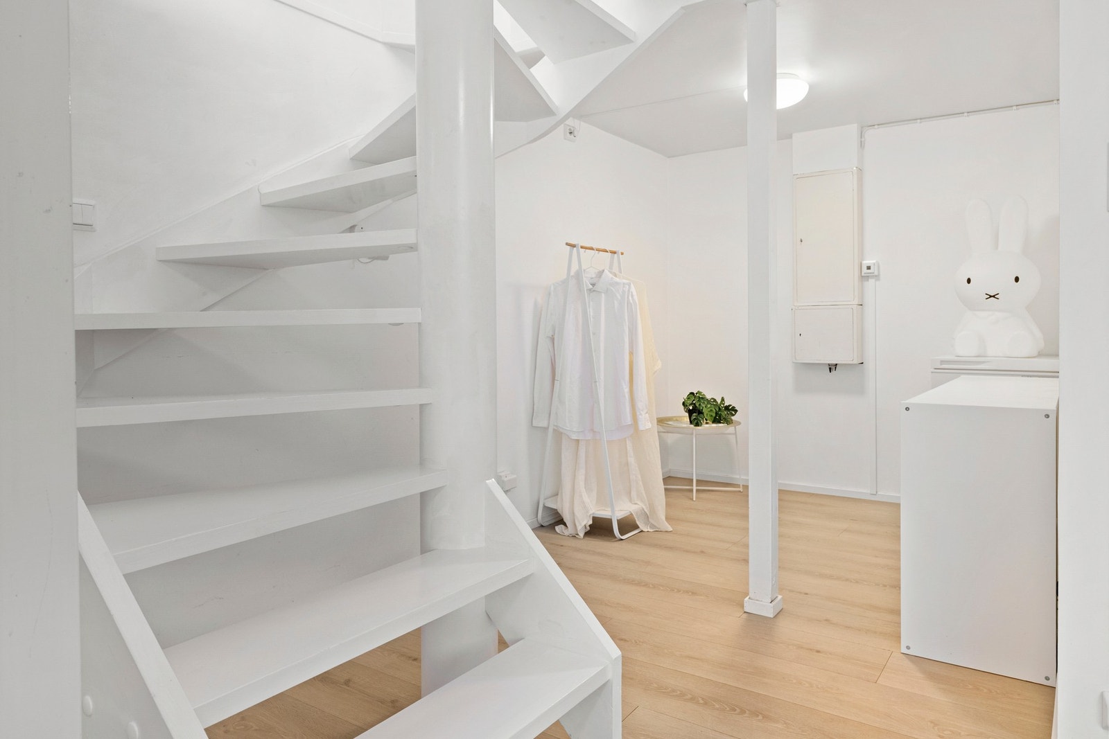 Bak hyllen på gulvet er det lagt opp til vann og man har avløp. Det var tidligere montert et kjøkken her. Galleribilde