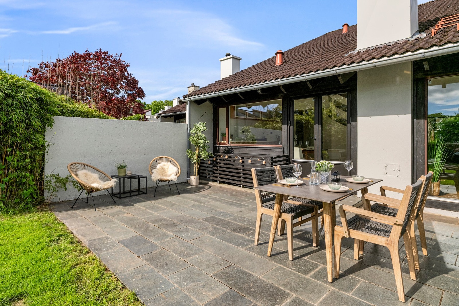 Her er det god plass til både spisegruppe, grill og hyggelige sammenkomster med familie og venner. Galleribilde