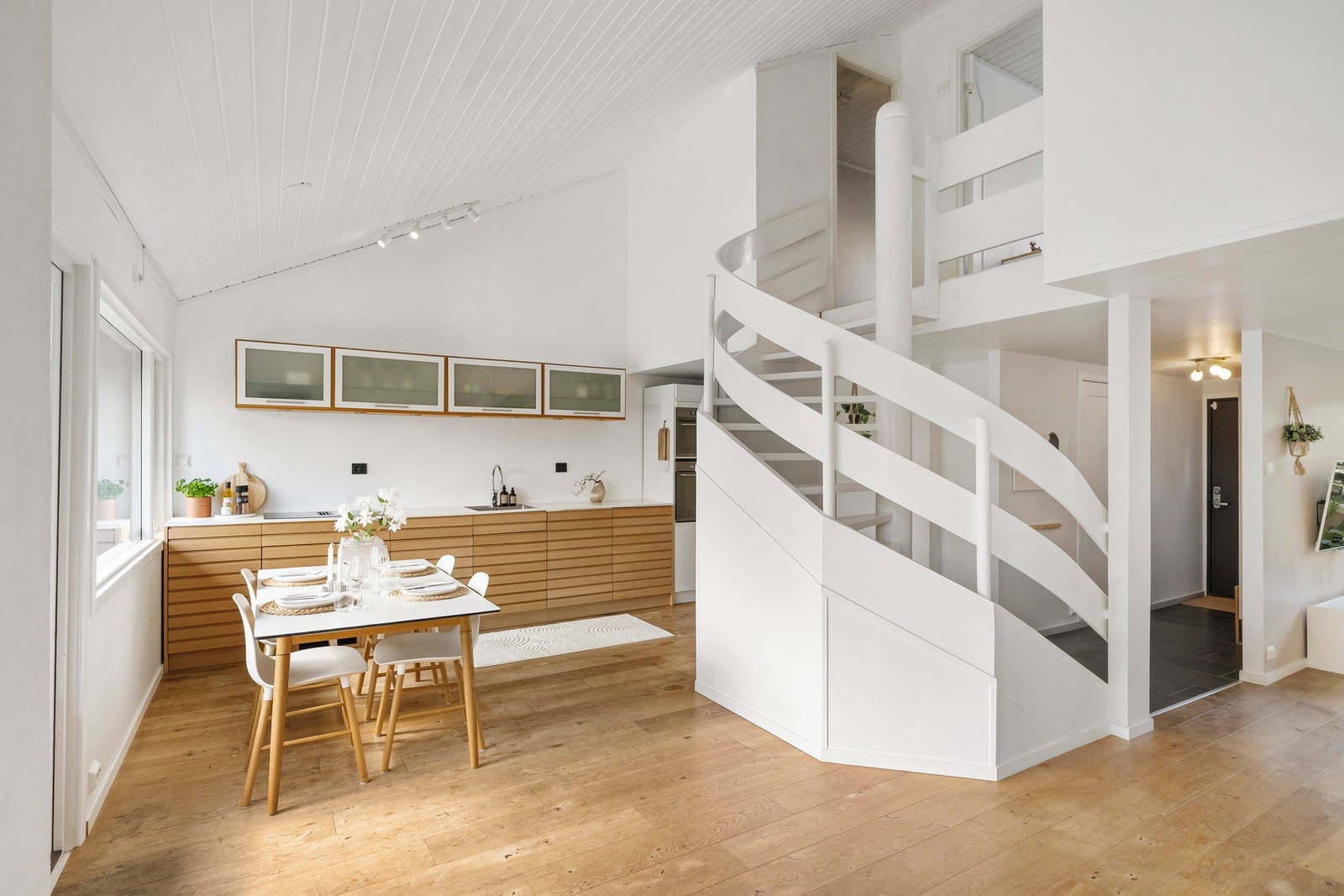 Boligen er tegnet av de anerkjente arkitektene Ingeborg og Knut Hoem, som også står bak det omkringliggende boligområdet. Galleribilde