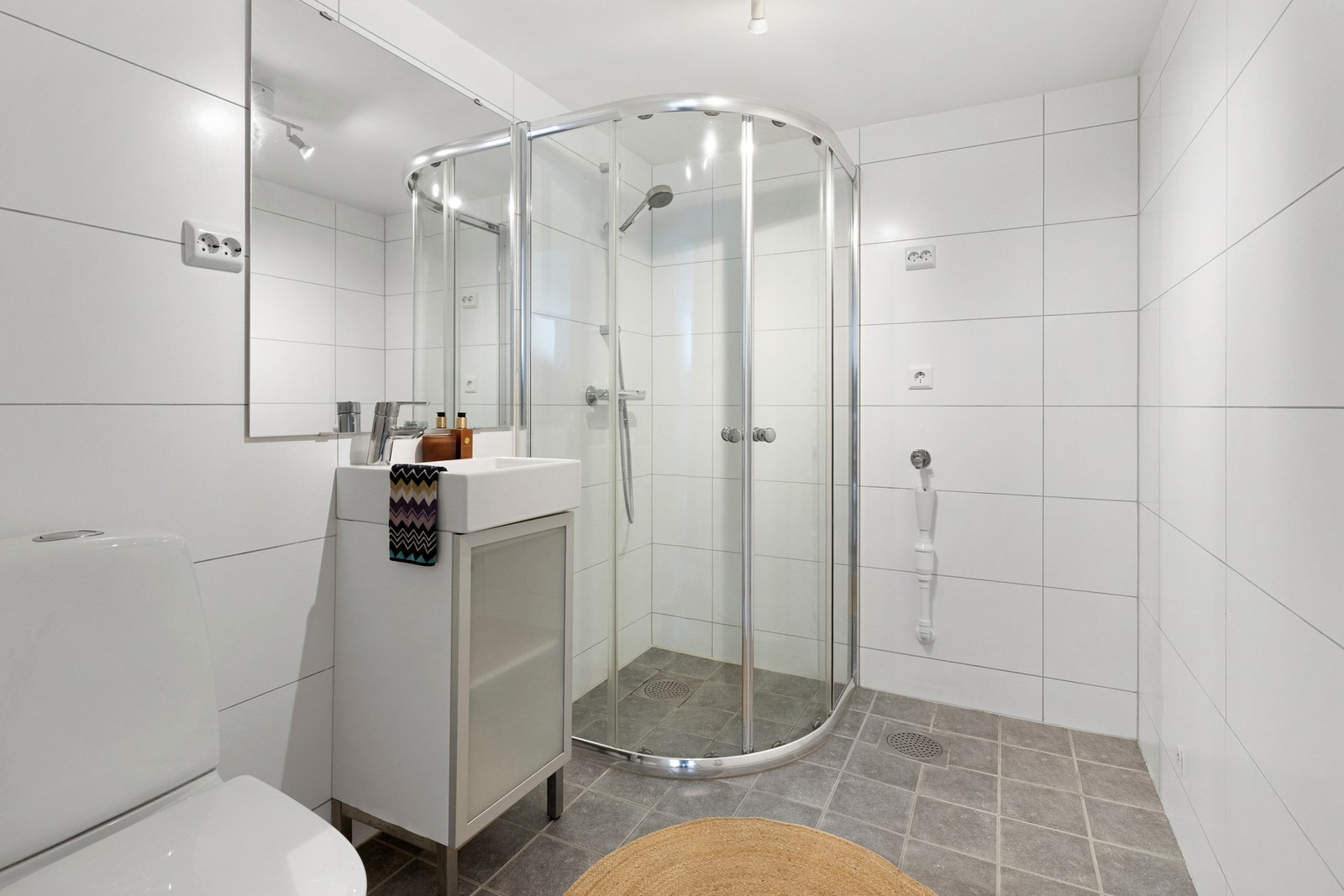 Badet i underetasjen ble oppgradert samtidig med resten av etasjen og fremstår moderne og funksjonelt. Galleribilde